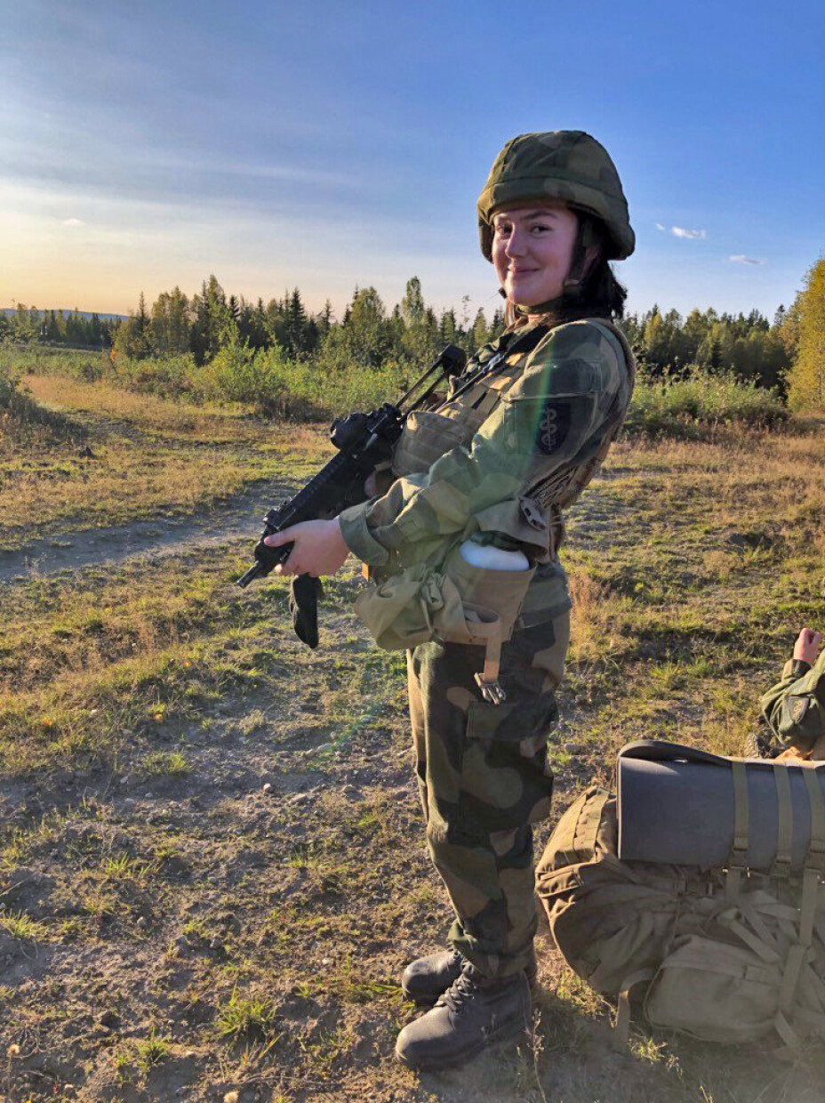 PÅ STEDET SMIL: Bildet ble tatt under en drikkepause ute på marsj, da det fortsatt var nok krefter igjen til å smile.