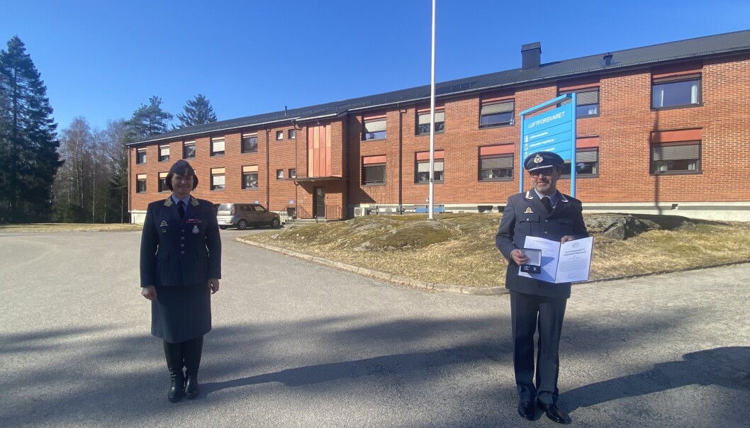 Sjefen for Luftforsvaret, Tonje Skinnarland tildelte major Peder Noteng de to utmerkelsene, den ene på vegne av det amerikanske forsvarsdepartementet. Sjefen for Luftforsvaret, Tonje Skinnarland tildelte major Peder Noteng de to utmerkelsene, den ene på vegne av det amerikanske forsvarsdepartementet.