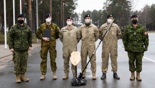 SPYD: Norsk og canadiske soldater med et trofé formet som et spyd. SPYD: Norsk og canadiske soldater med et trofé formet som et spyd.