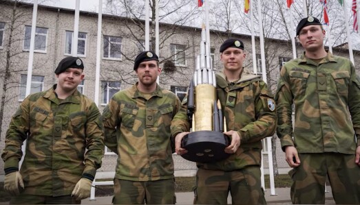 TROFÉ: Norske soldater med beviset på at de er vant konkurransen. TROFÉ: Norske soldater med beviset på at de er vant konkurransen.