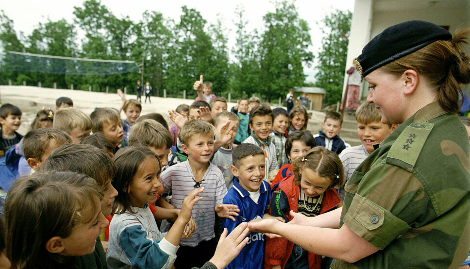 Forsvaret har ikke fulgt opp satsingen på «gender», skriver Lena P. Kvarving. Her ser vi en norsk offiser med kosovoalbanske skolebarn i 2002.