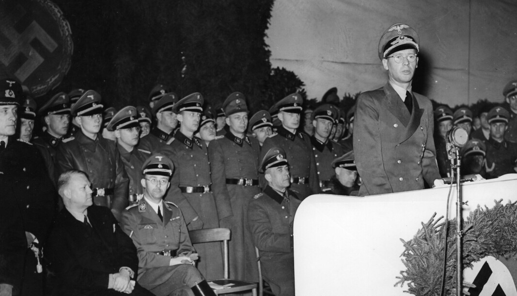 FRONTKJEMPERE: På tross av svakhetene er det verdt å se dokumentarserien om frontkjemperne, skriver Lars Rowe. Her ser vi Heinrich Himmler, Josef Terboven (ved talerstolen) og Vidkun Quisling ved edsavleggelsen til norske frontkjempere i Oslo. FRONTKJEMPERE: På tross av svakhetene er det verdt å se dokumentarserien om frontkjemperne, skriver Lars Rowe. Her ser vi Heinrich Himmler, Josef Terboven (ved talerstolen) og Vidkun Quisling ved edsavleggelsen til norske frontkjempere i Oslo.