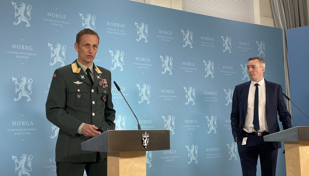 Forsvarssjef Eirik Kristoffersen og forsvarsminister Frank Bakke-Jensen under fremleggelsen av Forsvarets årsrapport. Forsvarssjef Eirik Kristoffersen og forsvarsminister Frank Bakke-Jensen under fremleggelsen av Forsvarets årsrapport.