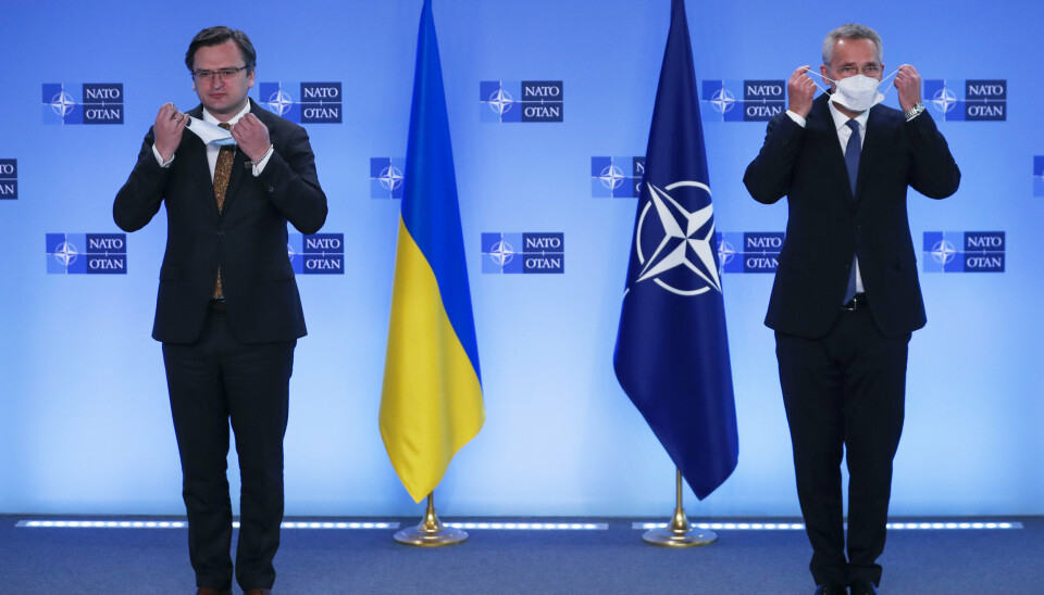BEKYMRET: Nato-sjef Jens Stoltenberg møtte tirsdag Ukrainas utenriksminister Dmytro Kuleba i alliansens hovedkvarter i Brussel.