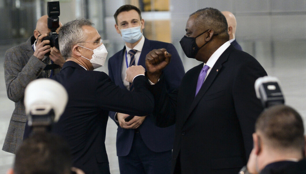 MØTE: Natos generalsekretær Jens Stoltenberg hilser med albuen på USAs forsvarsminister Lloyd Austin i Natos hovedkvarter i Brussel 14. april. MØTE: Natos generalsekretær Jens Stoltenberg hilser med albuen på USAs forsvarsminister Lloyd Austin i Natos hovedkvarter i Brussel 14. april.