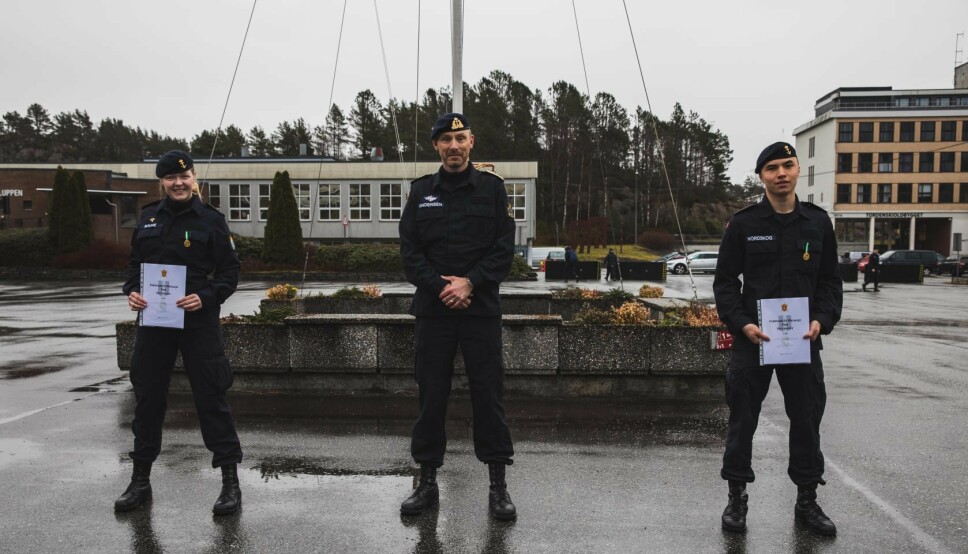 MEDALJER: Ledende menig Emma Bjune og Jan Nordskog er de første menige i Sjøforsvaret til å motta feltsportmedaljen.
