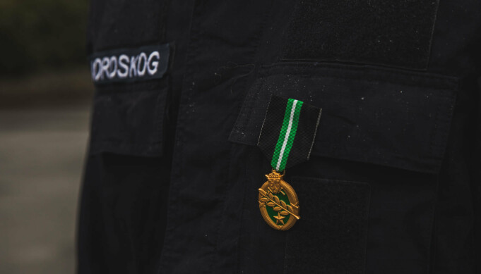 FERDIGHETSMERKE: Kontreadmiral Rune Andersen delte ut feltsportmedaljen