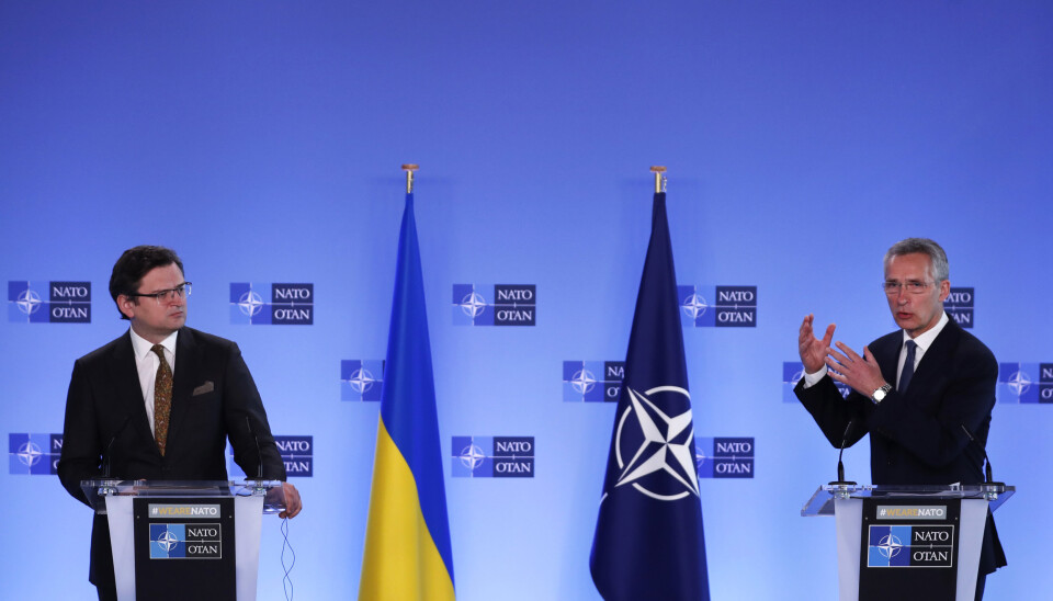 MØTE: Ukrainas forsvarsminister Dmytro Kuleba og Natos generalsekretær Jens Stoltenberg holdt tirsdag pressekonferansen om konflikten langs grensa mellom Ukraina og Russland.
