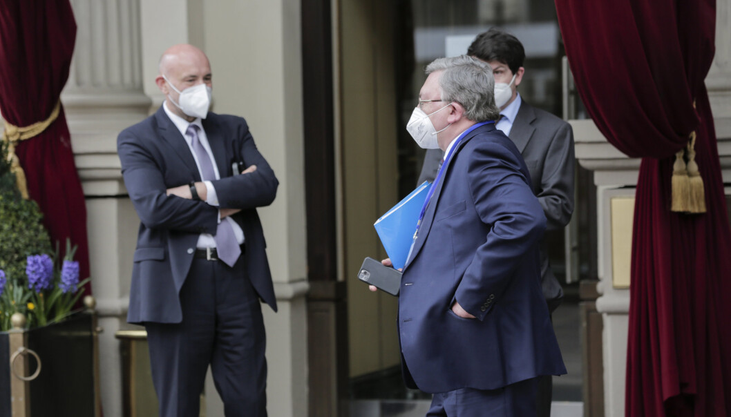 WIEN: Mikhail Ulyanov, Russlands ambassadør til IAEA ankommer Grand Hotel Wien hvor kjernefysiske samtaler med Iran foregår i Wien, Østerrike, torsdag 15. april 2021. WIEN: Mikhail Ulyanov, Russlands ambassadør til IAEA ankommer Grand Hotel Wien hvor kjernefysiske samtaler med Iran foregår i Wien, Østerrike, torsdag 15. april 2021.