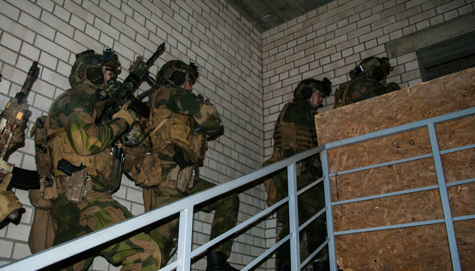 PÅ NATO-OPPDRAG: Norge har rundt 140 soldater i Litauen. Bildet viser norske soldater som trener på strid i bebygd område i Litauen.