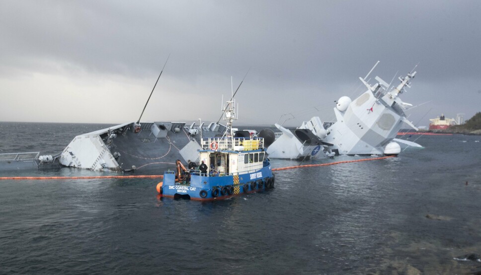 KNM HELGE INGSTAD: Ved skadestedet i Øygarden etter at fartøyet kolliderte med et tankskip og fikk store skader.