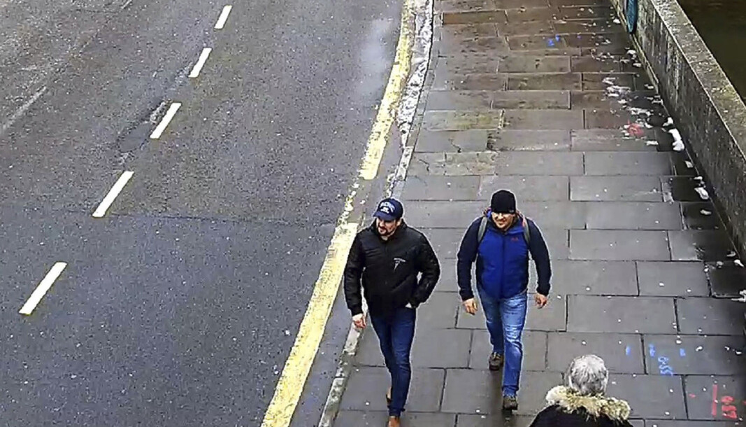 ETTERLYST: Tsjekkisk politi har etterlyst de samme to russerne som Storbritannia har siktet for nervegiftattentatet mot den tidligere russiske dobbeltagenten Sergej Skripal og hans datter i Salisbury i 2018. Her er et overvåkingsbilde av de to fra London-politiet samme år. ETTERLYST: Tsjekkisk politi har etterlyst de samme to russerne som Storbritannia har siktet for nervegiftattentatet mot den tidligere russiske dobbeltagenten Sergej Skripal og hans datter i Salisbury i 2018. Her er et overvåkingsbilde av de to fra London-politiet samme år.
