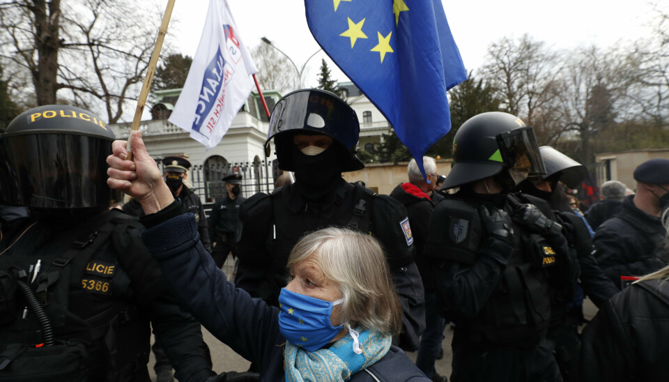 DEMONSTRASJONER:: Det var demonstrasjoner foran Russlands ambassade i den tsjekkiske hovedstaden Praha søndag.