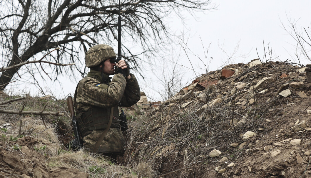 FRONTLINJE: En ukrainsk soldat på frontlinjen mot prorussike separatister i nærheten av Donetsk. Det har den siste tiden pågått en russisk styrkeoppbygging langs grensen mot Ukraina. FRONTLINJE: En ukrainsk soldat på frontlinjen mot prorussike separatister i nærheten av Donetsk. Det har den siste tiden pågått en russisk styrkeoppbygging langs grensen mot Ukraina.