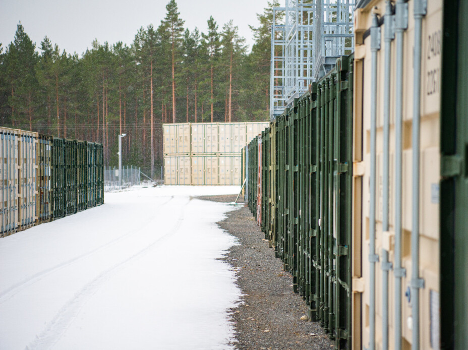 På Eggemoen oppbevares møbler i over 50 containere.