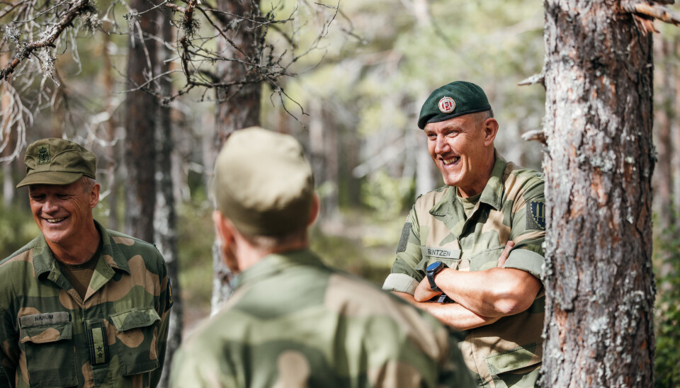 ØKNING: Det er gledelig å se at militær lederutdanning, vårt yrke og samfunnsoppdrag appellerer til så mange unge, sier Henning-A. Frantzen (t.h.), som er sjef for Forsvarets høgskole.