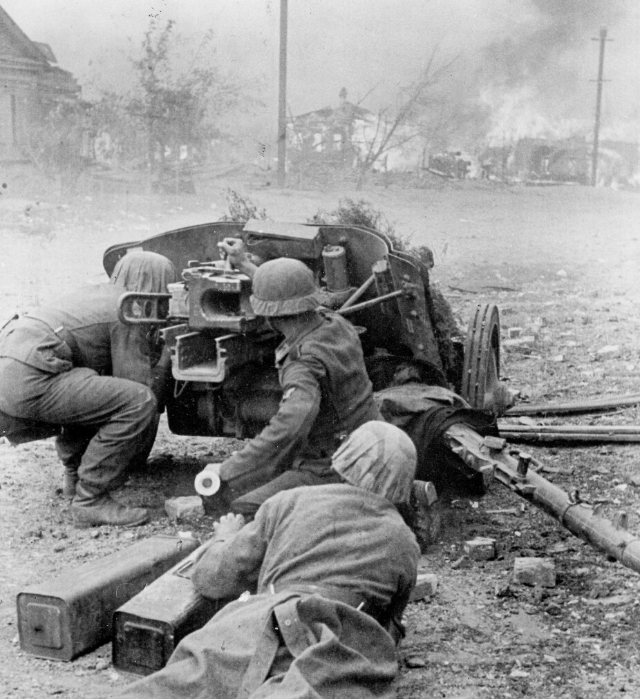 GATEKAMPER: Tyske soldater med antitankskyts i Stalingrad i 1942.