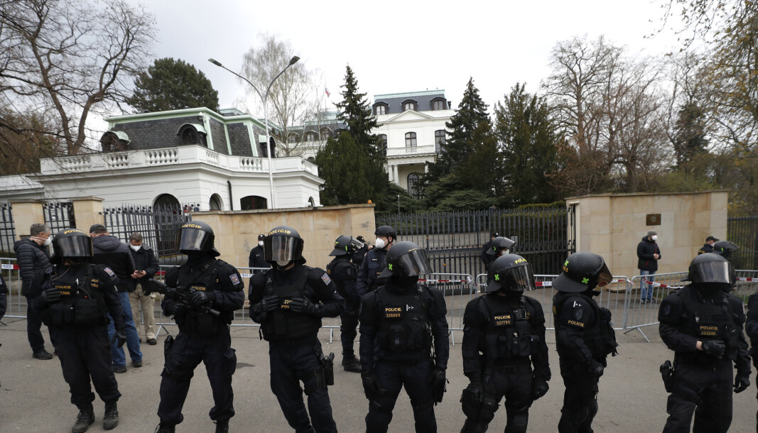 AMBASSADE: Opprørspoliti utenfor den russiske ambassaden i Praha. Tsjekkia anklaget russisk etterretningstjeneste for å stå bak en kraftig eksplosjon ved et ammunisjonslager i 2014. AMBASSADE: Opprørspoliti utenfor den russiske ambassaden i Praha. Tsjekkia anklaget russisk etterretningstjeneste for å stå bak en kraftig eksplosjon ved et ammunisjonslager i 2014.