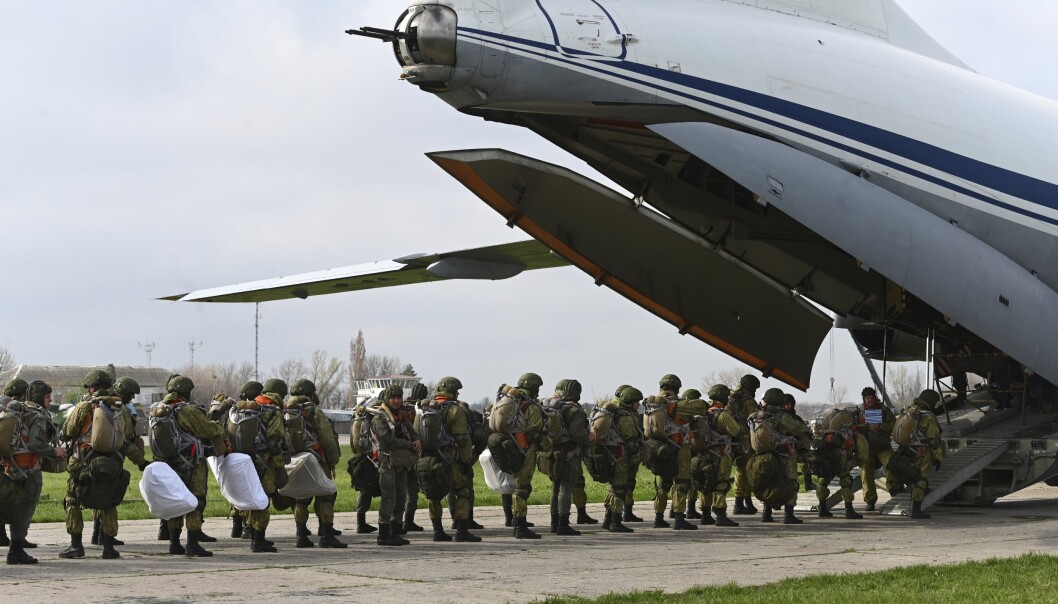 TREKKES TILBAKE: Russiske fallskjermsoldater under en øvelse 22. april. Dagen etter begynte tilbaktrekningen av styrker fra grensen mot Ukraina. TREKKES TILBAKE: Russiske fallskjermsoldater under en øvelse 22. april. Dagen etter begynte tilbaktrekningen av styrker fra grensen mot Ukraina.