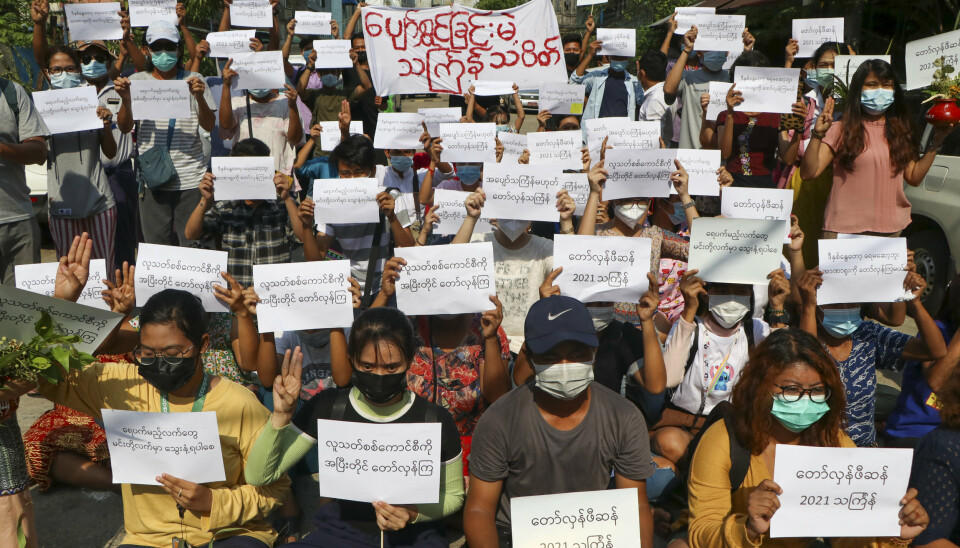 BOIKOTT: Demonstranter fordømmer militærjuntaen under markeringen av Thingyan-festivalen torsdag 13. april i Yangon, Myanmar. Mange aktivister boikottet den offisielle feiringen, som er landets Nyttårsaften.