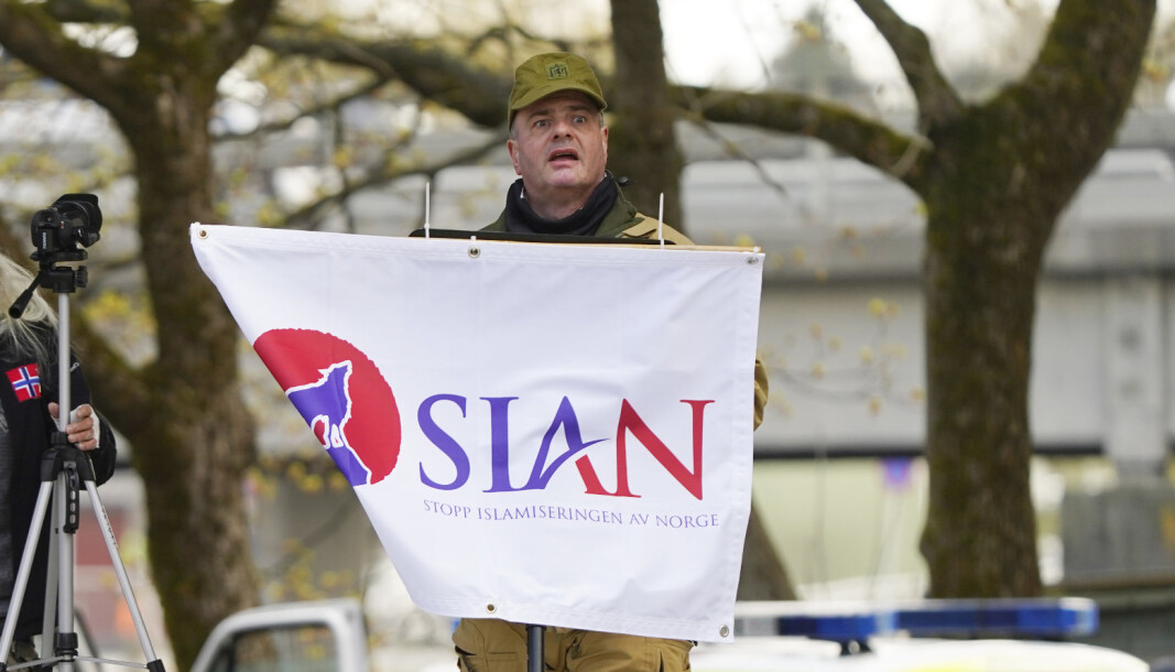 LØRDAG: 24. april i Sandvika, demonstrerte Lars Thorsen for SIAN, ikledd Hærens feltlue. LØRDAG: 24. april i Sandvika, demonstrerte Lars Thorsen for SIAN, ikledd Hærens feltlue.