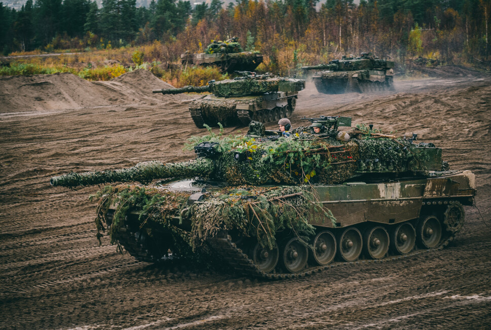 NORD-NORGE: Leopard 2A4NO stridsvogner fra Panserbatataljonen i Brigade Nord under øving på Fossmofeltet. Forsvaretssektoren gir penger til nærområdene, mener regjeringen.