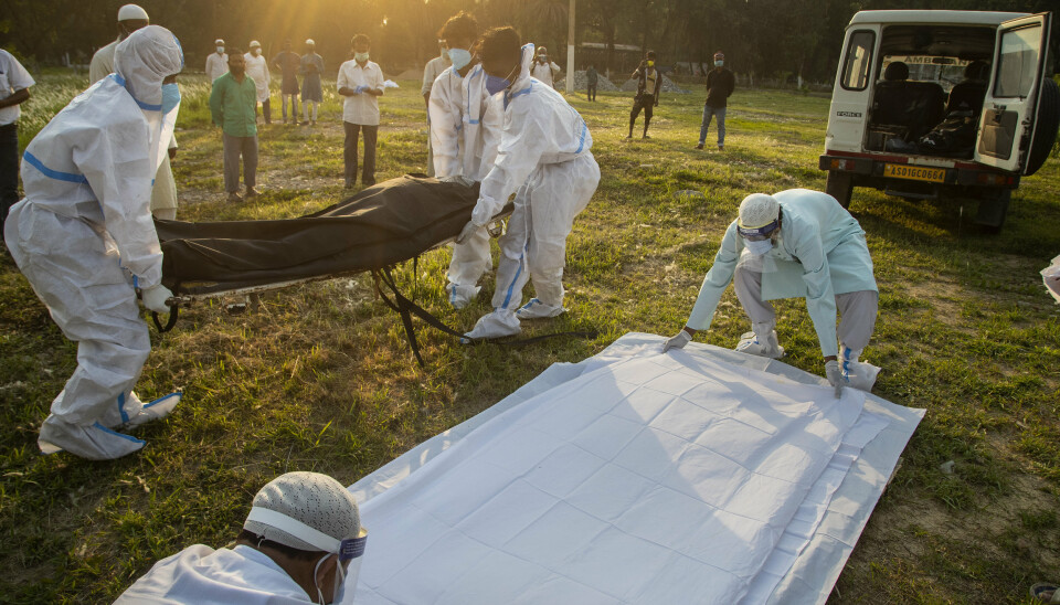 Begravelsen av en person som døde av covid-19, forberedes i Gauhati i India.