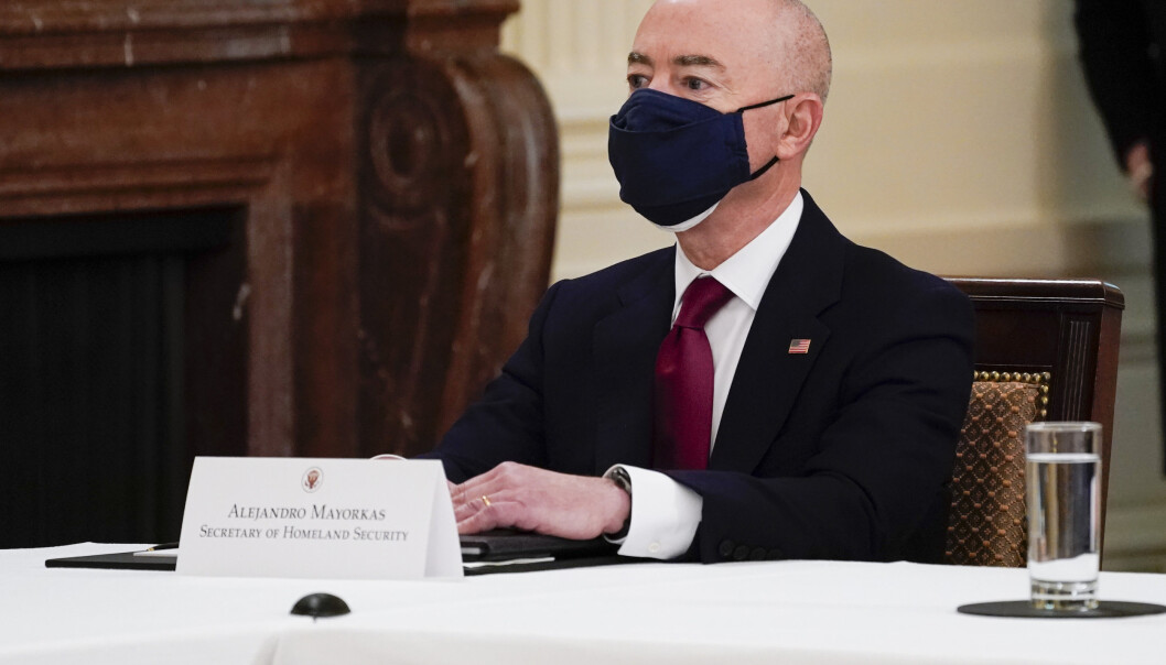 Sikkerhetsminister Alejandro Mayorkas skal granske ekstremisme i egne rekker. Sikkerhetsminister Alejandro Mayorkas skal granske ekstremisme i egne rekker.