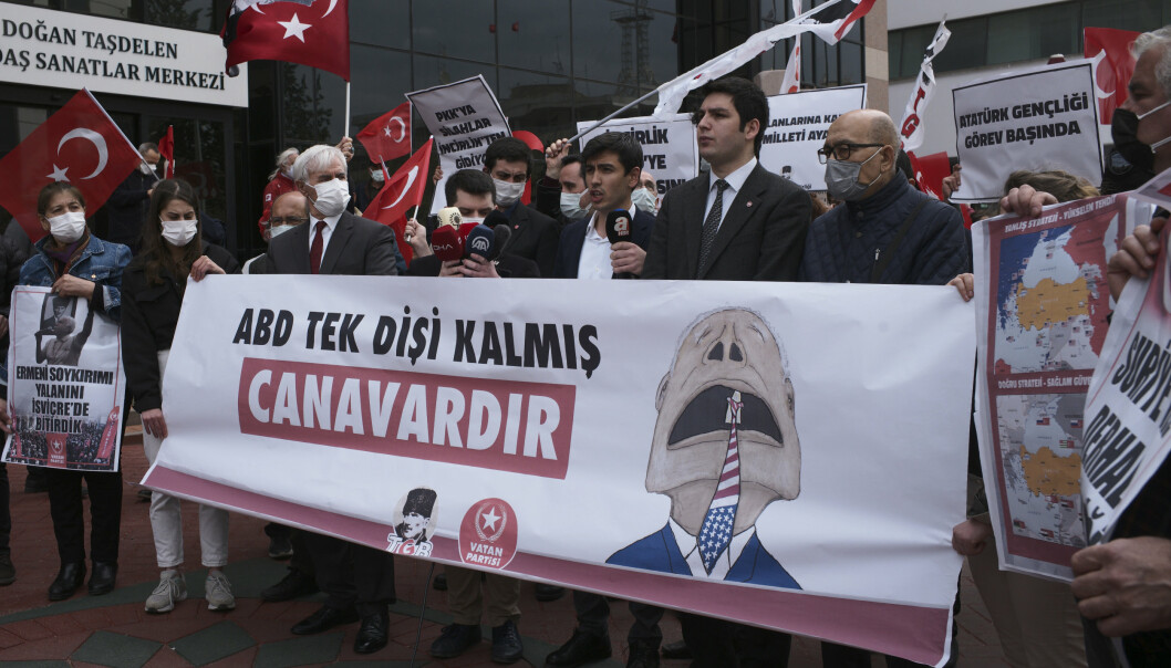 Tyrkia har alltid avvist at armenerne ble utsatt for et folkemord i Det osmanske riket, og de politiske reaksjonene på USAs erklæring har vært kraftige. Her fra en demonstrasjon mot Biden i Ankara mandag.