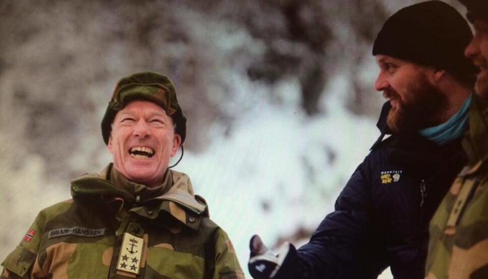 Tidligere forsvarssjef Haakon Bruun-Hanssen (t.v.) og seksjonssjef for militærpsykologi i Forsvarets sanitet, Jan O. Heimdal, på Sessvollmoen under Forsvarets opptak og seleksjon (FOS) i 2016.