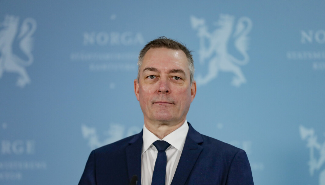 SVAR: Forsvarsminister Frank Bakke-Jensen sier deler av E-loven fortsatt er til vurdering. SVAR: Forsvarsminister Frank Bakke-Jensen sier deler av E-loven fortsatt er til vurdering.