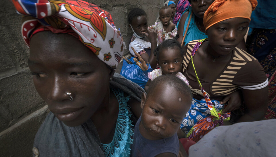 FLYKTER: Kvinner og barn venter på hjelp ved et senter for flyktninger i Pemba i Mosambik etter å ha blitt fordrevet. Det er ennå ikke kommet en klar oversikt over antall døde etter angrepet for en drøy måned siden.