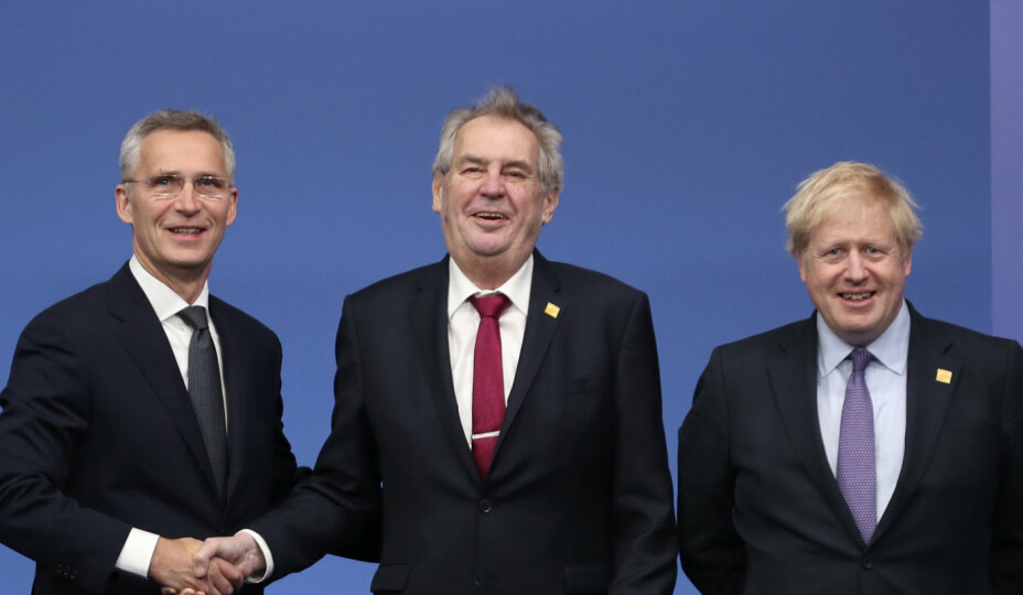 Tsjekkias president Milos Zeman (i midten) sammen med Jens Stoltenberg og Boris Johnson.