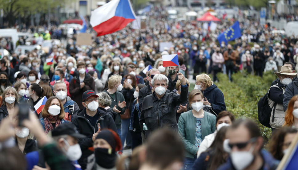 DEMONSTRASJON: Tusenvis av tsjekkere demonstrerer mot Milos Zeman. Demonstrantene anklager presidenten for landsforræderi, grunnet hans prorussiske holdninger.