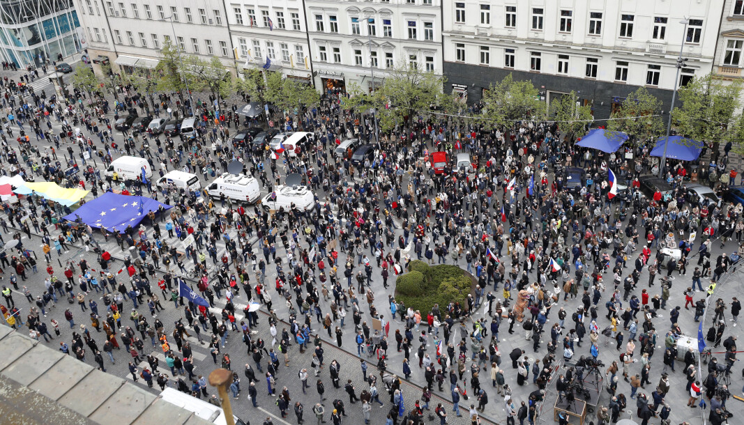 AVSTAND: Tsjekkere demonstrerte mot president Milos Zeman forrige uke. Demonstrantene forsøkte å opprettholde smittevernet. AVSTAND: Tsjekkere demonstrerte mot president Milos Zeman forrige uke. Demonstrantene forsøkte å opprettholde smittevernet.