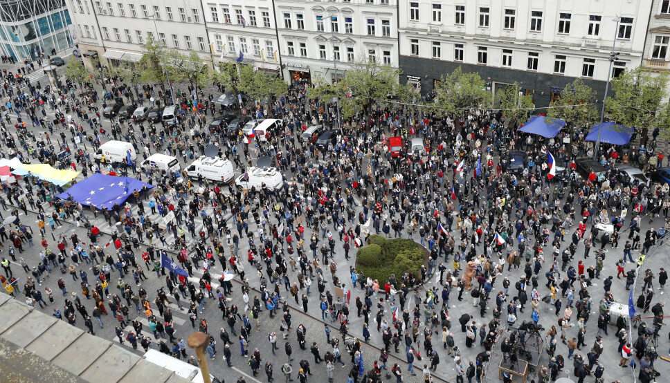 AVSTAND: Tsjekkere demonstrerte mot president Milos Zeman forrige uke. Demonstrantene forsøkte å opprettholde smittevernet.