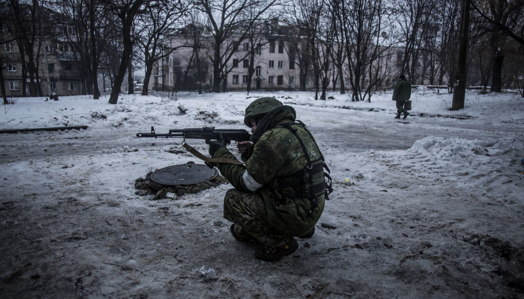 FREMMEDKRIGERE: En russiskstøttet separatist vokter en forsyningslinje i Kievsky-distriktet i Donetsk, tre kilometer fra byens flyplass, 22. januar 2015. Konflikten har tiltrukket seg fremmedkrigere fra hele Europa, og en tsjekkisk paramilitær organisasjon skal ha sendt medlemmer til området helt siden 2015. FREMMEDKRIGERE: En russiskstøttet separatist vokter en forsyningslinje i Kievsky-distriktet i Donetsk, tre kilometer fra byens flyplass, 22. januar 2015. Konflikten har tiltrukket seg fremmedkrigere fra hele Europa, og en tsjekkisk paramilitær organisasjon skal ha sendt medlemmer til området helt siden 2015.