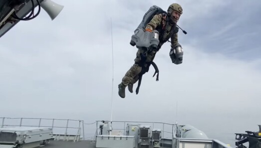 HMS TAMAR: Soldaten tar av fra dekk. HMS TAMAR: Soldaten tar av fra dekk.