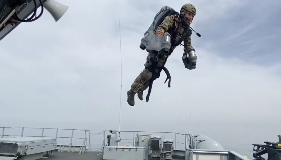 HMS TAMAR: Soldaten tar av fra dekk.