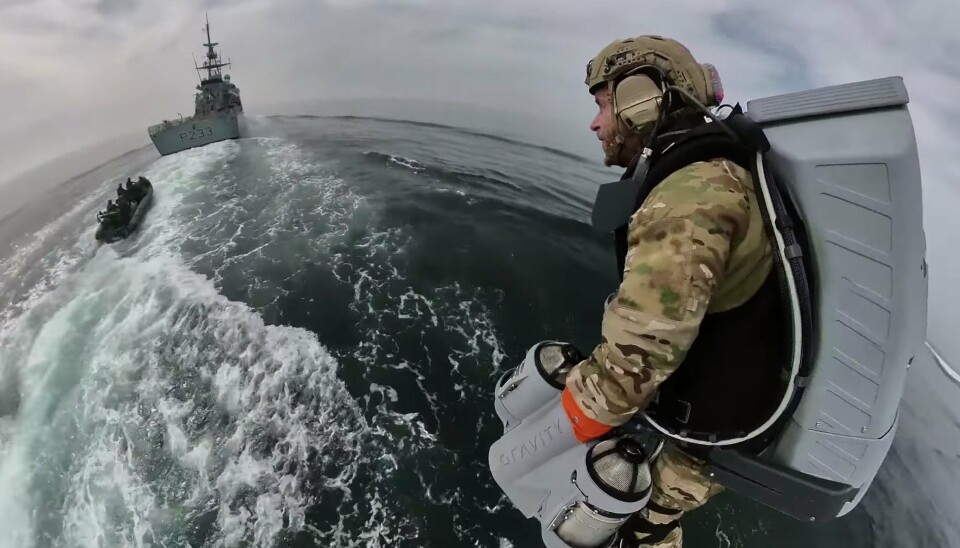JETPACK: En soldat nærmer seg skiper HMS Tamar under en bordingsøvelse med Royal Marines.