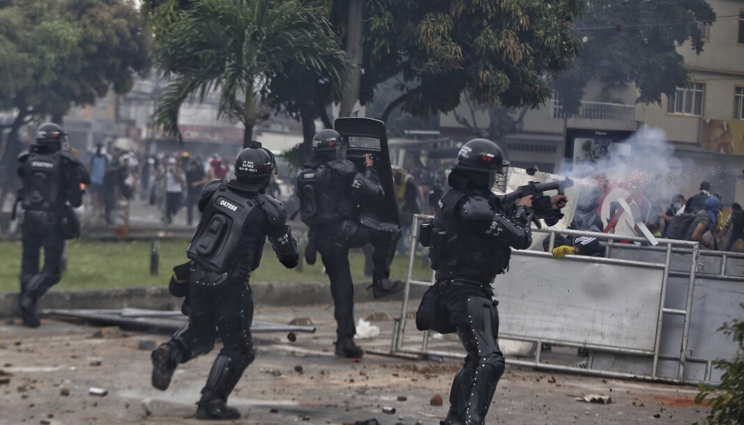 DEMONSTRASJONER: Politiet skyter tåregass mot demonstranter i Colombia. Bakgrunnen for demonstrasjonene er misnøye rundt en planlagt skattereform. DEMONSTRASJONER: Politiet skyter tåregass mot demonstranter i Colombia. Bakgrunnen for demonstrasjonene er misnøye rundt en planlagt skattereform.