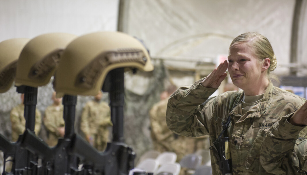 FALNE: En amerikansk soldat salutterer falne medsoldater. USAs lengste krig har kostet 2.442 amerikanske soldater og anslagsvis 3.800 amerikanere ansatt i private sikkerhetsselskap livet. 1.144 soldater fra andre land er også drept, blant dem ti norske. FALNE: En amerikansk soldat salutterer falne medsoldater. USAs lengste krig har kostet 2.442 amerikanske soldater og anslagsvis 3.800 amerikanere ansatt i private sikkerhetsselskap livet. 1.144 soldater fra andre land er også drept, blant dem ti norske.