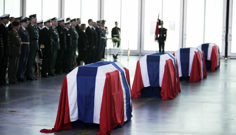 MISTET LIVET: Ti norske soldater er drept opp gjennom årene i Afghanistan. Kistene med fire av dem ankom Norge 27. juni 2010.