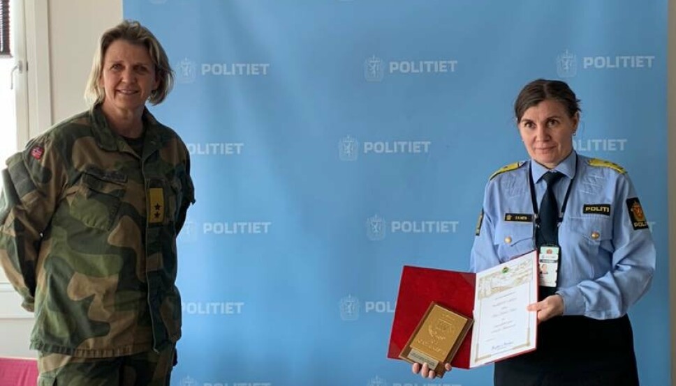 Sjef for Heimevernet og Ellen Katrine Hætta etter tildelingen av gull planketten
