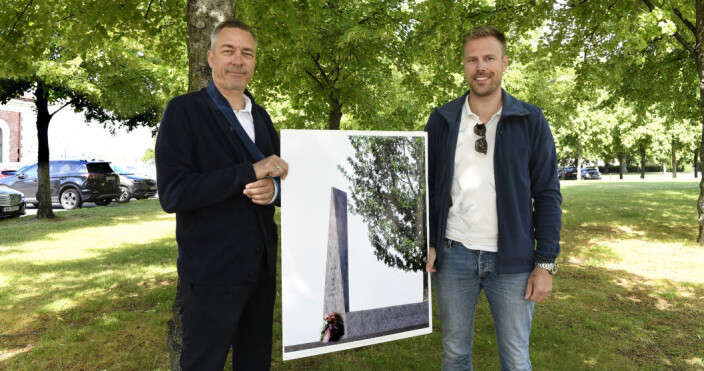 VISTE FREM PLANENE: Forsvarsminister Frank Bakke-Jensen viser frem planen for monumentet, sammen med daværende prosjektleder, Kai Jellum. VISTE FREM PLANENE: Forsvarsminister Frank Bakke-Jensen viser frem planen for monumentet, sammen med daværende prosjektleder, Kai Jellum.