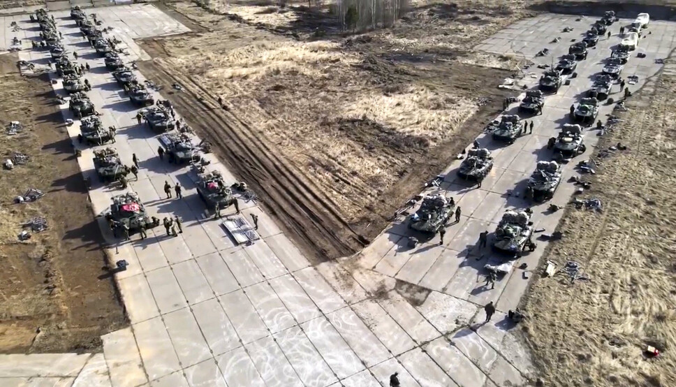 STYRKER: Russland er den militært overlegne parten i konflikten med Ukraina, skriver Kristian Åtland. Her ser vi russiske styrker på Krimhalvøya i april 2021.