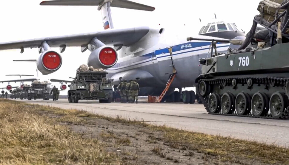 ØVELSE: Russiske fly og kjøretøyer under en øvelse på den annekterte halvøyen Krim 22. april.