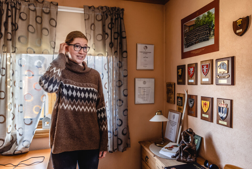 Marthe er tilbake i barndomshjemmet. Her henger crestene til pappa Aksel på veggen.