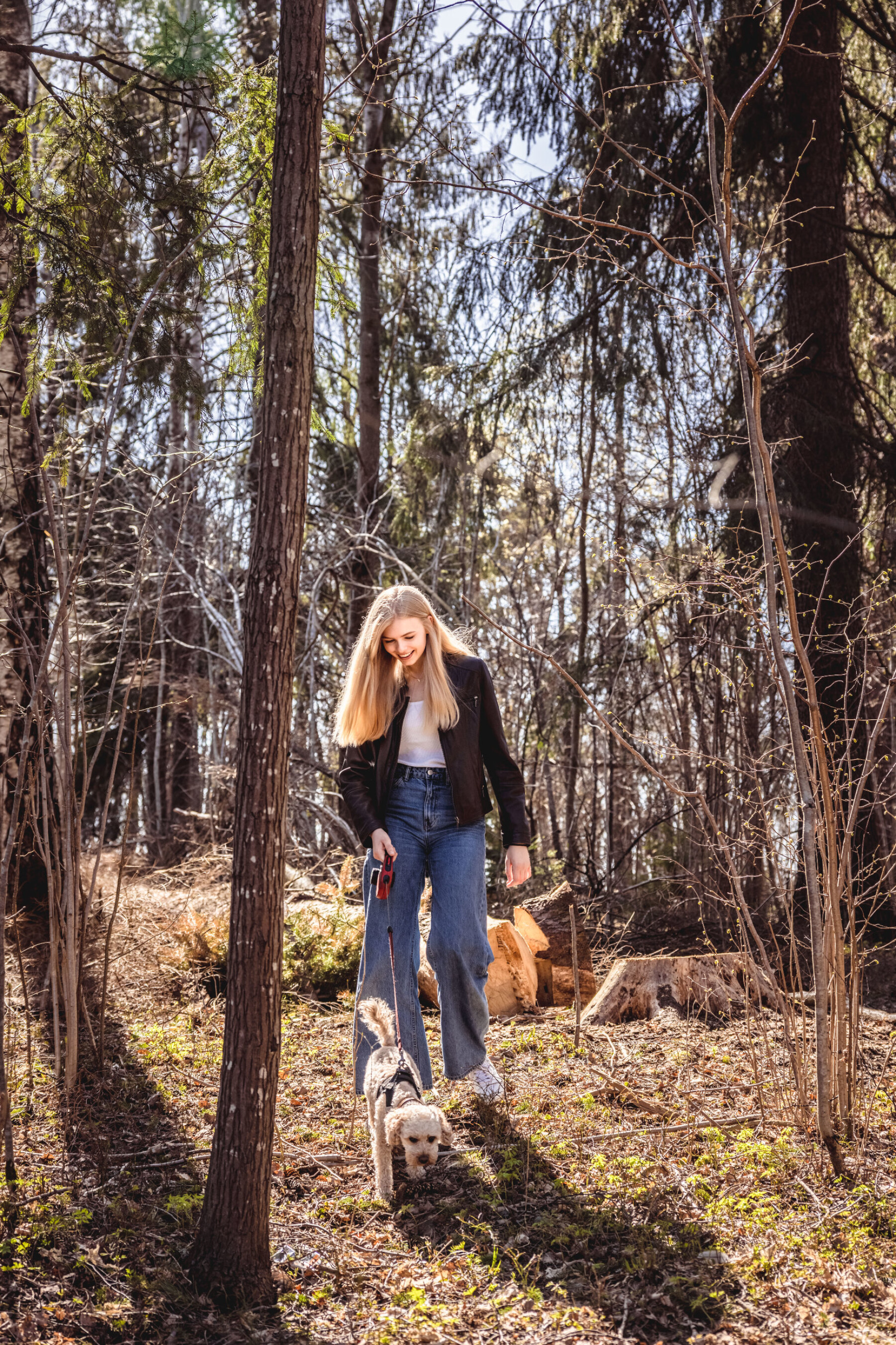 Når mamma Siv er hjemme, pleier de å gå tur sammen med hunden Leia. Når mamma Siv er hjemme, pleier de å gå tur sammen med hunden Leia.