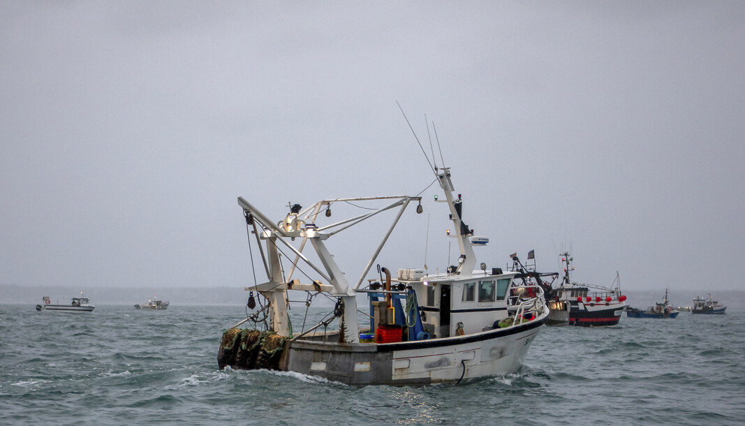 PROTESTERER: Franske fiskebåter protesterer ved havnen i Saint Helier, hovedstaden på Jersey, mot det de anser som urettferdige regler. PROTESTERER: Franske fiskebåter protesterer ved havnen i Saint Helier, hovedstaden på Jersey, mot det de anser som urettferdige regler.